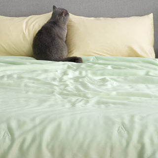 Cooling Tencel Silk Comforter - Pet Hair Repellent for Dog/Cat Families