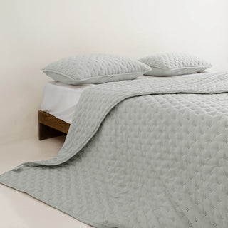 FURRFREE Dotted Pattern Quilt Set - Pet Hair Repellent for Families with Dogs/Cats