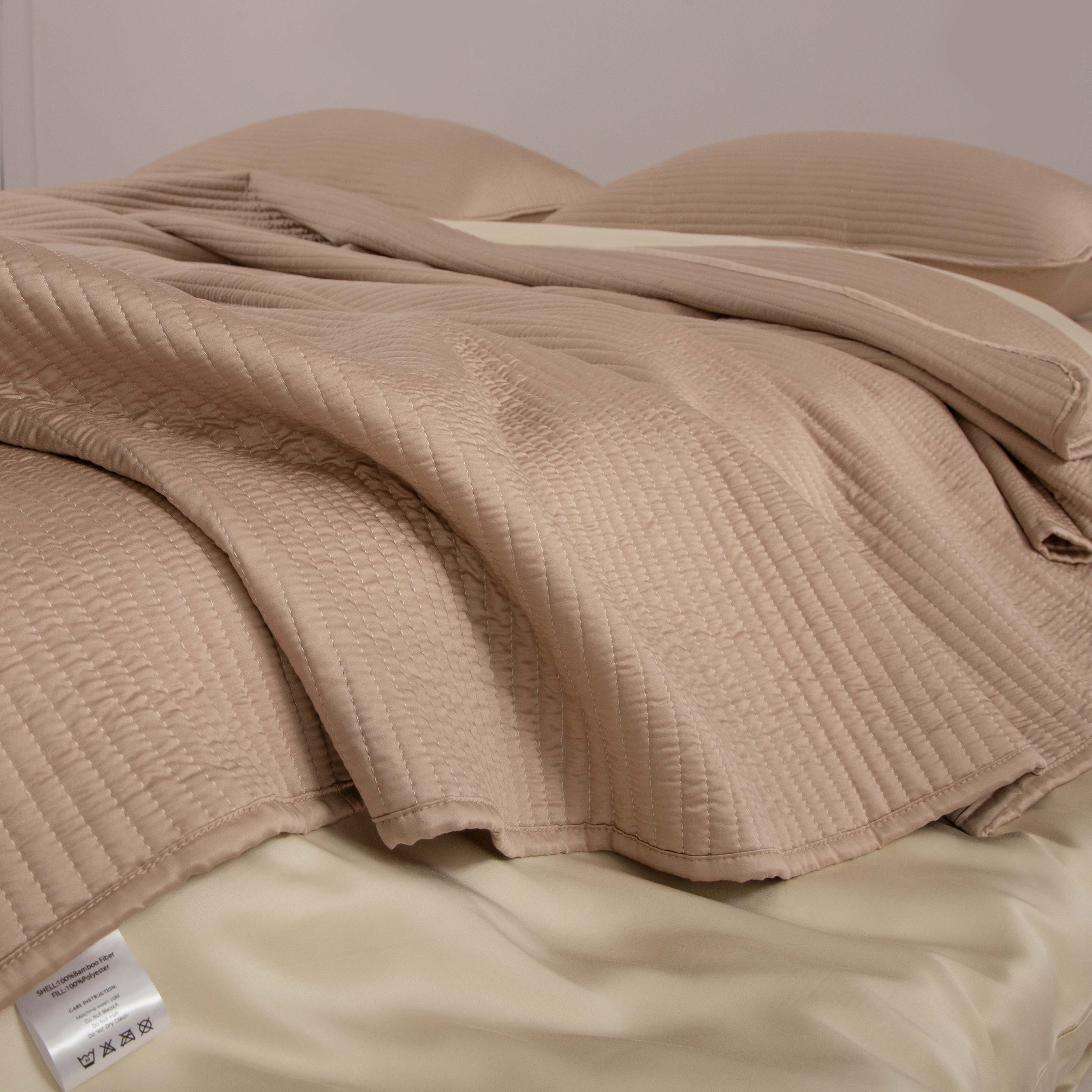 Slashop Has the Best Fur-Resistant Bedding for Pet Parents · The